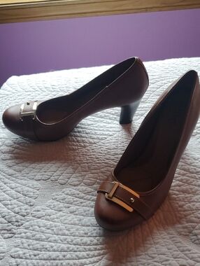 Classic Brown Women's Mid-Heel Pumps with Gold Buckle